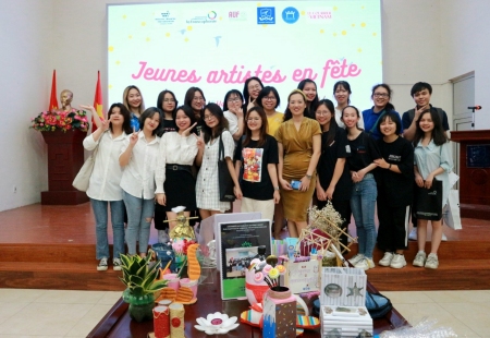 Au centre, deux professeures de 2ème année : Bich en robe brune et Anh Tu en chemisier jaune.