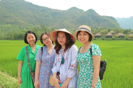 Thuy Linh, Bao Nhung, Mai Ly et Anh Tu semblent avoir choisi la couleur de leurs robes en harmonie avec la nature.