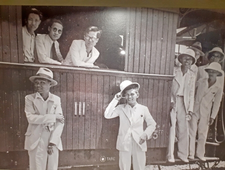 Mai-Thu et ses élèves en excursion, photographie de 1933