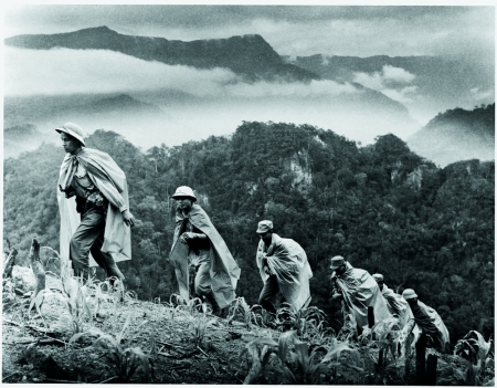 En 1969, les soldats de l’armée nord-vietnamienne avancent sur la piste Hô Chi Minh