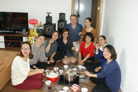 Avant la pandémie - Déjeuner chez Canh Linh, décembre 2017 – Mai Ly, première à gauche, et Hai en noir au centre. Et l’ami Jean-Pierre Tailleur