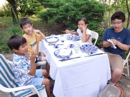 De gauche à droite, Paul 7 ans, Tim 9 ans et demi, Fleur 10 ans et demi et Minh 13 ans