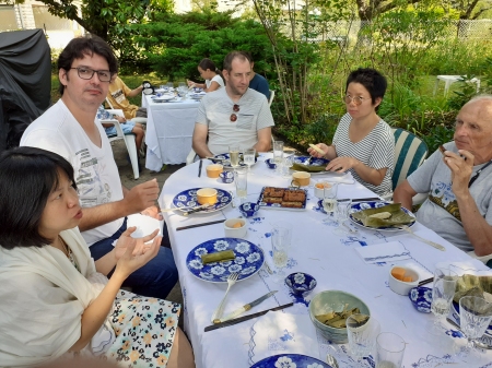 Ete 2021 - La table des grands. De gauche à droite, Lan et Nicolas, Gilles et Thu Ha, Maurice