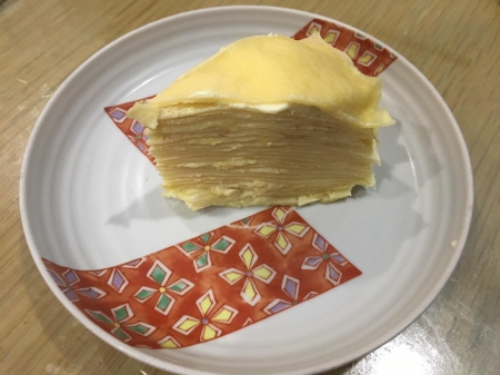 Mille-feuilles de crêpes fourrées de crème fouettée parfumée au durian