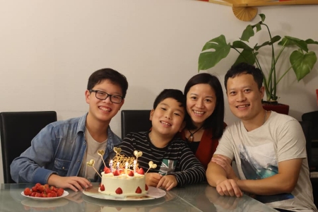 Nam Anh et Hai Anh avec leurs parents, Ngoc et Giang