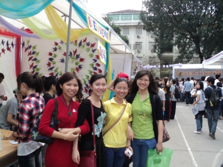 Anh Tu (en rouge) retrouve trois de ses anciennes camarades de classe…dont je me souviens bien !