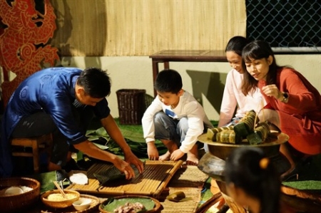 Confection du banh chung en famille