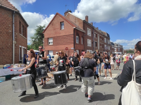 Joyeuse ambiance musicale à la brocante