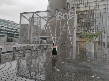 Devant la Bibliothèque nationale de France, un jour de pluie !