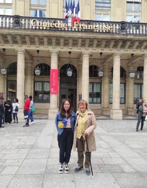 Devant la Comédie française avec Marie-Luce