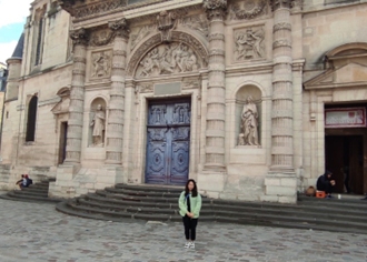 Devant l’église Saint-Étienne-du-Mont