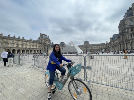 Devant le Musée du Louvre