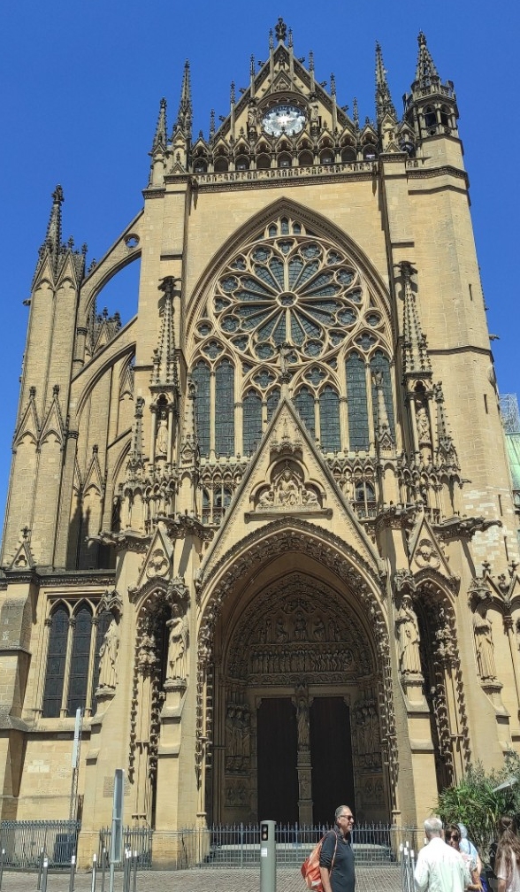 Cathédrale Saint-Étienne, construite en pierre de Jaumont