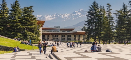 Le campus de l’UGA au printemps lorsque les sommets de Belledonne sont encore enneigés