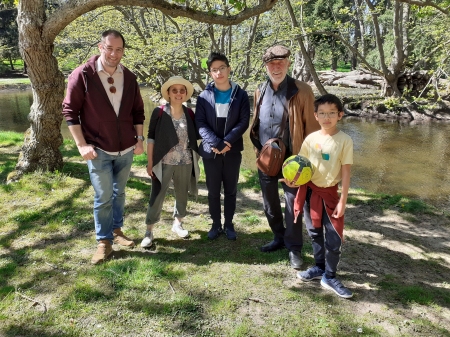 De gauche à droite, Gilles, Thu Ha, Minh, Jean-Claude et Tim