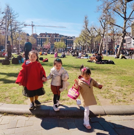 Elise, en rouge, et ses copines à Amsterdam