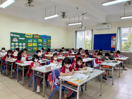 Giang alias Jang Meo, une professeure du Département, poste une photo de classe sur Facebook. « Notre fille aînée est maintenant au CE1. Après plus d'une année de cours à distance, elle peut finalement rencontrer ses amis et profs à l'école. »