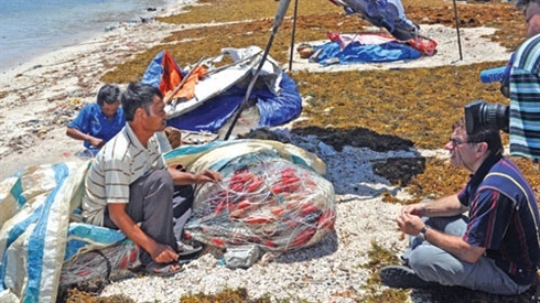 Le réalisateur en discussion avec un pêcheur vietnamien