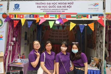 Quatre Préfassiennes devant le stand de l’ULIS. De gauche à droite, Thuy Lise 2018, Anh Tu 2014, Tu Linh 2015 et Mai Ly 2022