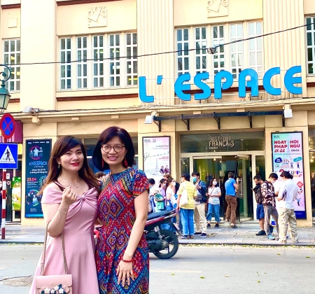 Tuyet et Dam Thuy, deux  professeures de FLE, devant l’Espace, rue Trang Tien