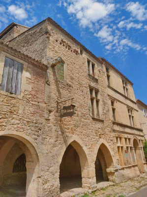 Ancienne maison à la cité médiévale Saint-Macaire