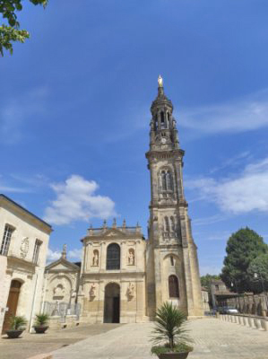 Église Notre Dame de Verdelais avec sa statue de la Vierge au sommet du clocher