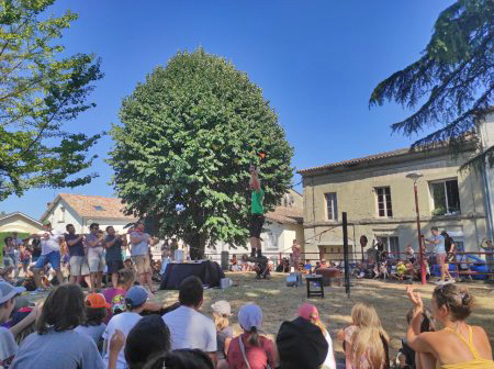 Spectacle d’acrobatie la fête des arts de la rue