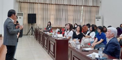 Les deux professeures encadrent le groupe
Thuy Linh à gauche. Huong – Préfassienne 2017 – à droite
