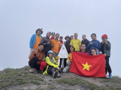 Viet Quang est en tee-shirt jaune au centre du groupe