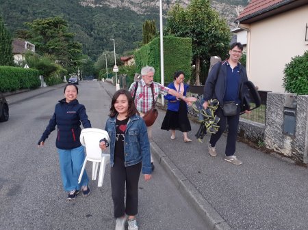 Après le dîner, nous partons -en emportant nos sièges - pour la séance de cinéma en plein air. A l’affiche, Antoinette dans les Cévennes. Un bon moment !