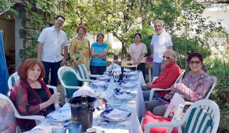 De gauche à droite, Marie-Françoise, Nicolas, Régine, Marie-France, Mai Ly, Jean-Claude, Maurice et Annie. Le Crémant est au frais !