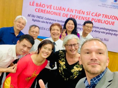 Hai, en ao dai rouge, et les membres du jury, à l’Université de Hanoi