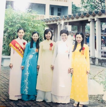 « Il y a 20 ans, nous fêtions le 40e anniversairedu Département et maintenant nous attendonsavec impatience le 60e anniversaire ! »Thu Minh, Phuong,Thu Ha, Dam Thuy et Kim