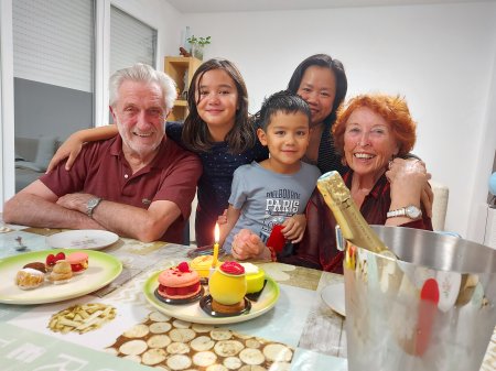 Lan (promotion K29H), ses enfants Fleur et Paul, Régine et Jean-Claude saluent la nouvelle Doyenne du Département de français (Lyon le 24 septembre)