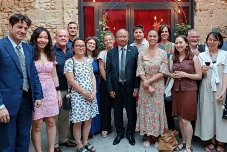 Les 13 et 14 juin 2022, l’Université Paul Valéry recevait la visite de son Excellence M. DINH Toan Thang, Ambassadeur du Vietnam en France. Les deux premiers en partant de la gauche, Pierre Journoud et Thanh Hoa, Préfassienne 2012, formateur et formatrice pour le DU