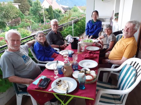 Samedi 2 juillet - Arrivée de Mai Ly à Saint-Egrève en compagnie de Jean et Marie-Ange Cerva (au premier plan). Dîner sur la terrasse avec Patrick et Michèle