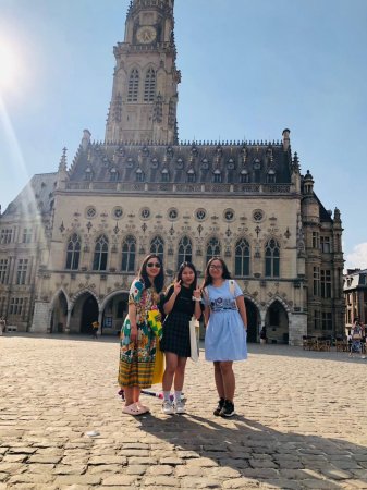 Avec Hoai et My sur la Grand’place,
devant la mairie et son célèbre beffroi
