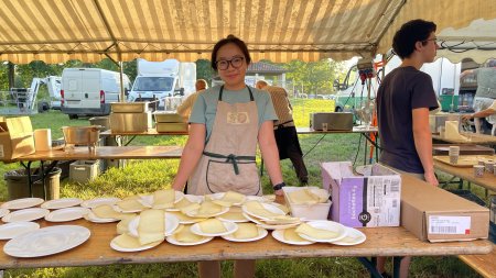 Bénévole à la fête du vin– Fête des fifres de Gironde, Nhung s’occupe du fromage !