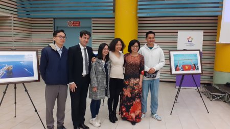 Pierre Journoud en cravate, Thanh Hoa sa compagne (Préfassienne 2012)
en pull blanc, Dam Thuy en ao dai