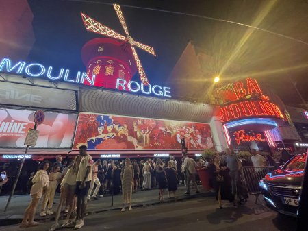 Devant le Moulin Rouge, à la sortie du spectacle