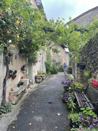 La fontaine votive et le groupe commémoratif