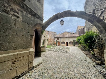 Dans la cité médiévale de Saint-Macaire