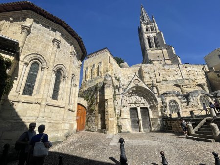 La façade de l’Église monolithe de Saint-Émilion