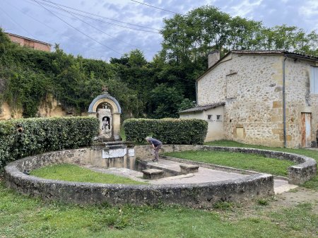 La fontaine votive et le groupe commémoratif