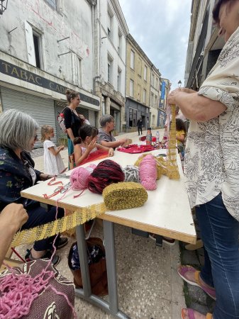  L’atelier de décoration avec des boules de laines et de cannetille