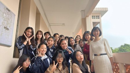 Etudiantes et leurs professeures - Tu linh et Phuong (Préfassiennes 2015 et 1998) – 
à la veille du départ en vacances 
