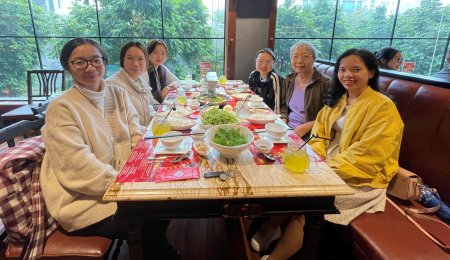 Mai est entourée des dernières Préfassiennes ayant séjourné chez elle et Gérard
 en Gironde. Yen, Thuy Lise, Thu Ha, Mai Ly et Bao Nhung