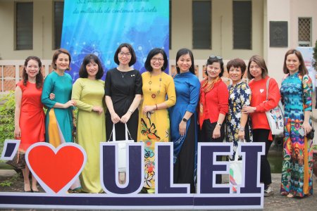 Pas de fête sans femmes en ao dai ! La doyenne au centre en jaune, la vice-doyenne 2ème à gauche, Hoai Anh en bleu, Ngoc Lan 1re à gauche