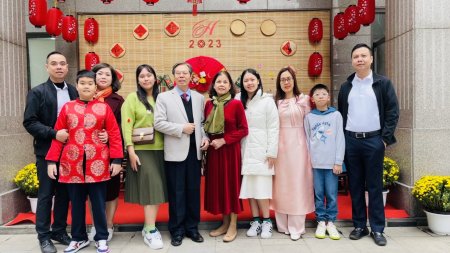 Phuong Lan en ao dai rose et sa famille