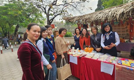 Professeures et étudiantes devant le stand des produits français